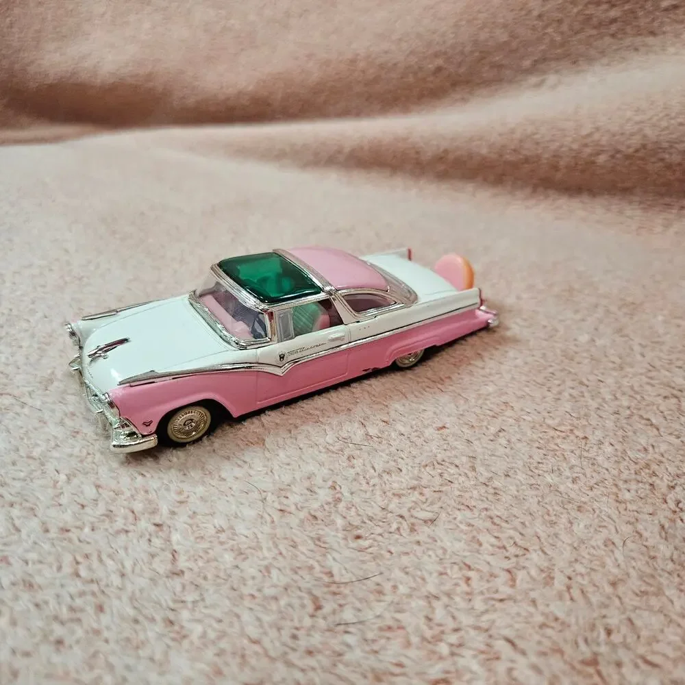Road Signature 1955 Ford Fairlane Crown Victoria Diecast Car Model